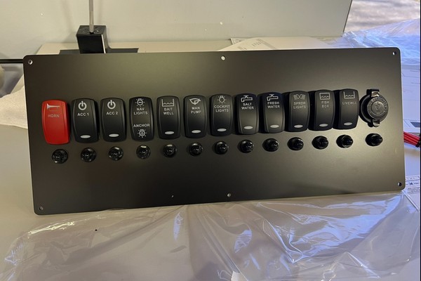 Mako 282 dash panel after replacement by New Wire Marine