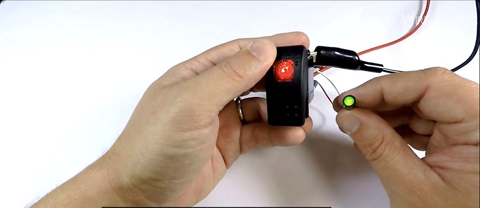 Illuminated SPST rocker switch powering a small test light